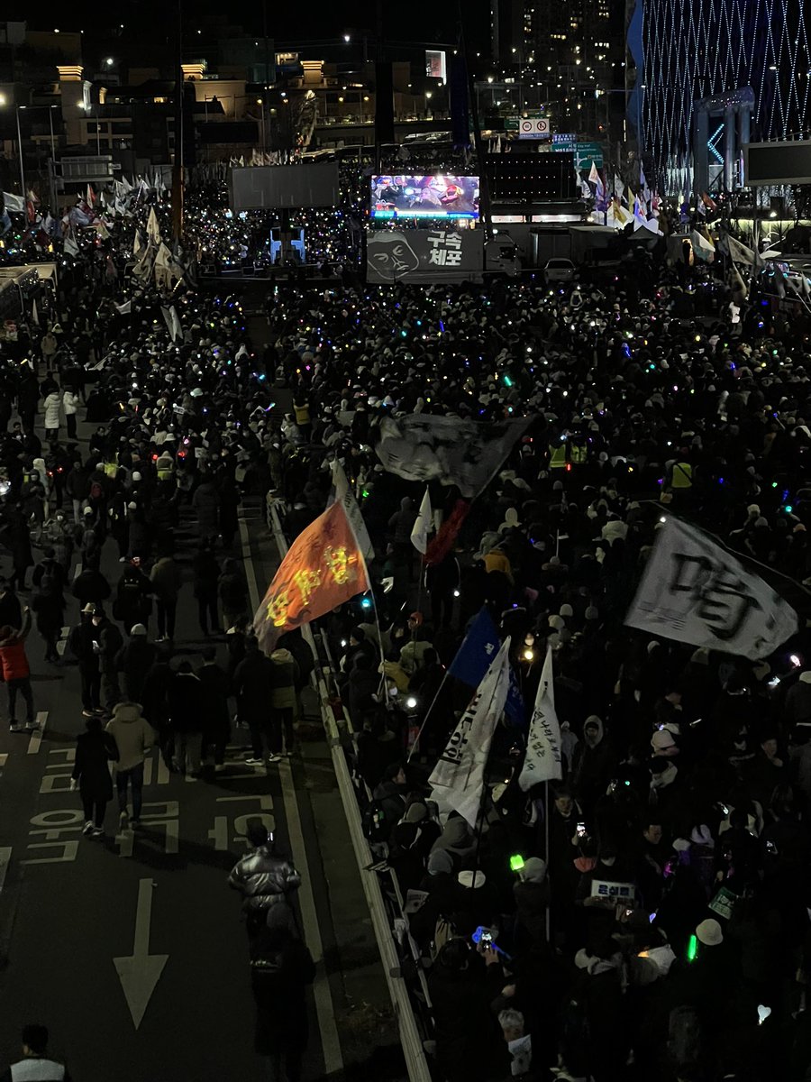 hswwworks's tweet image. 오늘 운동의 하이라이트는 광화문팀이 한강진에 합류할때 ㅠㅠ 장관이었다.