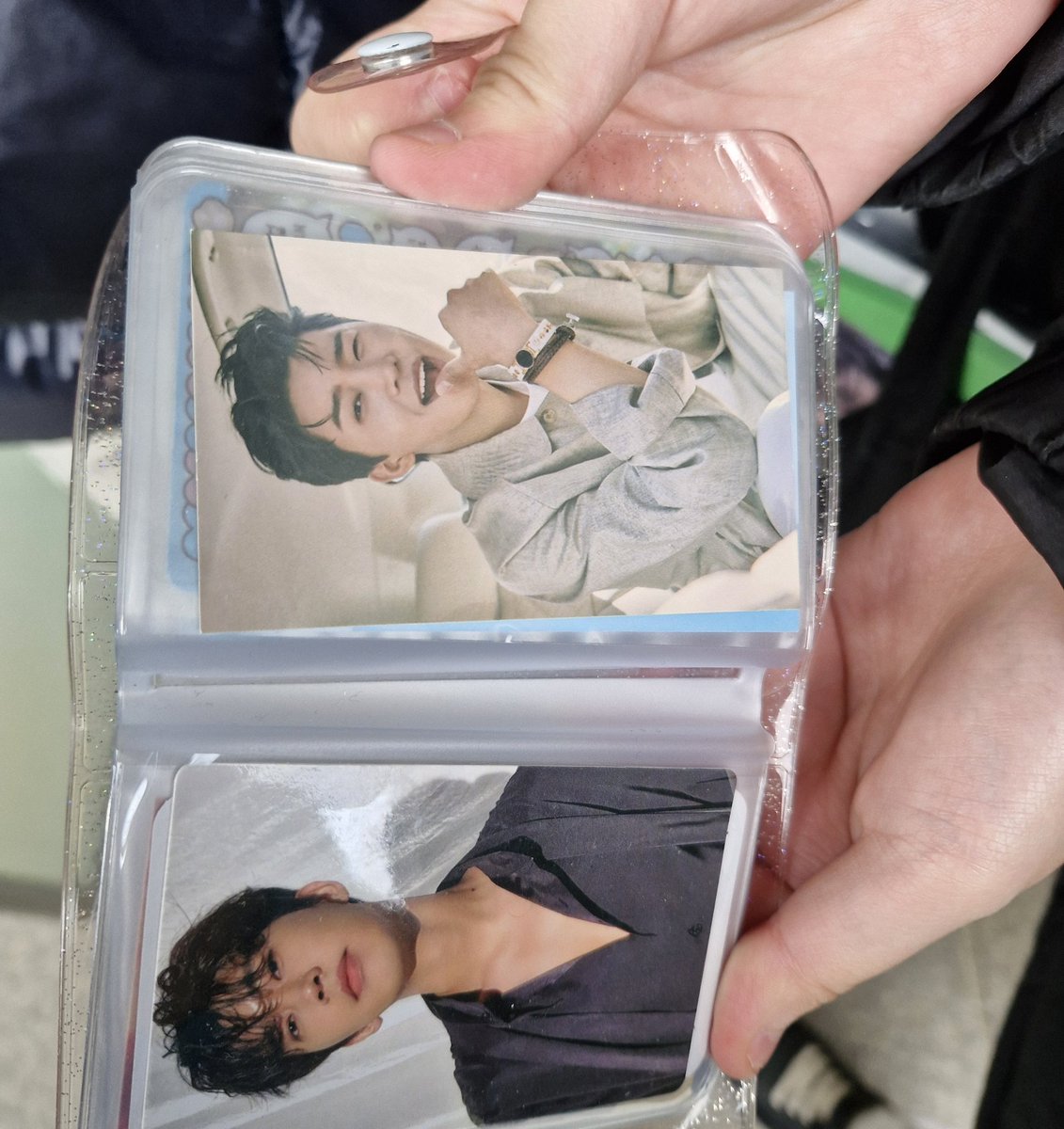 0616emperor's tweet photo. 6학년 때 부터 영웅이 좋아해서 청년피자 포카부터 없는게 없는 보물을 자랑해쥰 18살 아가 영시 언니가 이거 트위터에 올려듀 되냐니 영원히 자랑을해 엄마따라 온것듀 아니고 정말 혼자 입덕해서 지금까지 영웅이를 죠와하고잇데 그리고 옆에 20대 남쟈 둘이서 히어로티 입고 왓🫡영시가 왜이리 많아 https://t.co/My68Qmd6TT