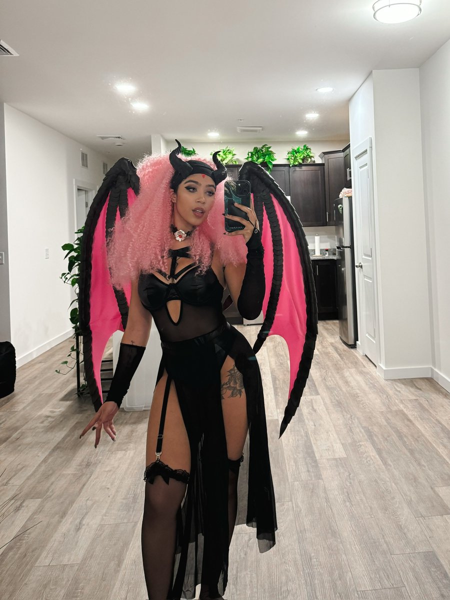 frizzyimposter's tweet photo. say ''yes pls'' for cosplay nudies in your dms :3 https://t.co/hmuBRPFska