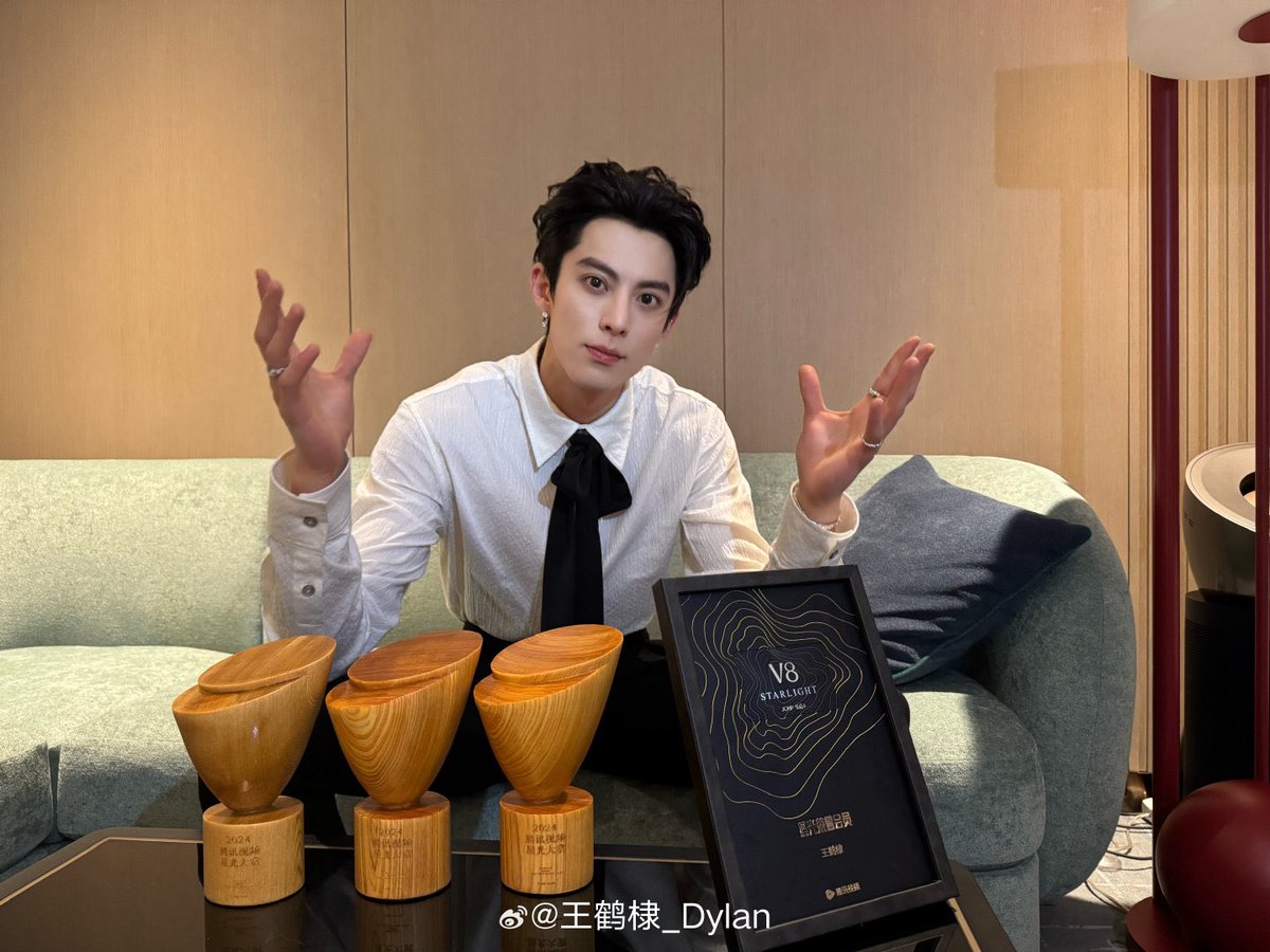 NKRango's tweet photo. รับไป 3 ถ้วยฉ่ำๆ สำหรับงาน Tencent Video All Star Night 2024 

🏆 รางวัล VIP Star
🏆 รางวัลศิลปินที่มีพลังสนับสนุนจากต่างประเทศมากที่สุด 
🏆 รางวัลนักแสดงซีรีส์ที่ได้รับความนิยมประจำปี 

ตี้: ขอบคุณ Tencent ขอบคุณ VIP Star…ตั้งใจและเดินหน้าต่อไป ! 

#DylanWang #WangHedi 
#หวังเฮ่อตี้ #王鹤棣