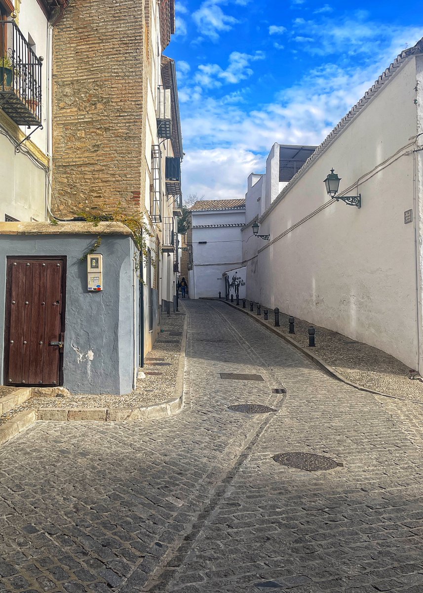 Calle San Juan de los Reyes en 1910. Es lógico que la mayoría de las fotografías realizadas por los extranjeros que nos visitaban en aquella época se centraran en los monumentos granadinos más conocidos. El sueco Sigurd Curman, sin embargo, nos muestra en sus fotografías de