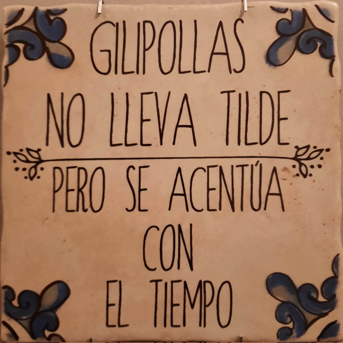 Niños y niñas de España, la ortografía es un buen manual de autoayuda. 
Odiadores, cuidad al menos la puntuación de vuestras respuestas, que os veo venir...