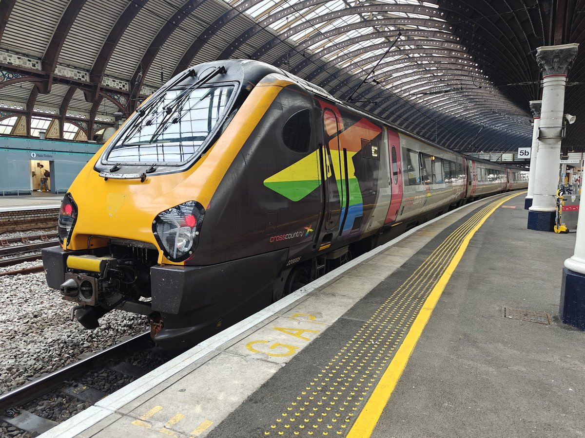 hunsletmid's tweet photo. Second shift of 2025 and I was greeted with one of the trains that I worked on my last shift of '24. 

Disruption on the East Coast this morning meant that I had the joys of visiting York rather than Leeds. Bonus is that I had the same set to and from Birmingham. https://t.co/6qviSvxdZW