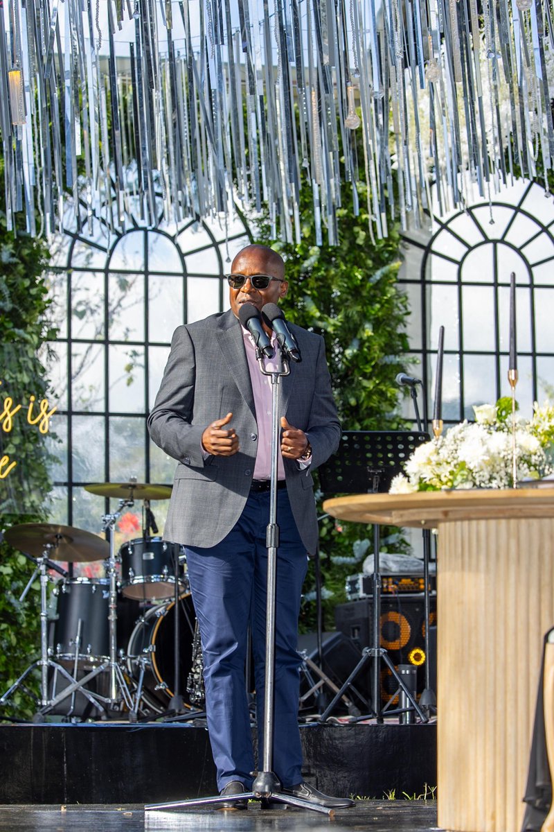 Pea huyu msanii jina

Kofi Olomide , Black Eyed Peas ......... 

Gani ingine ?