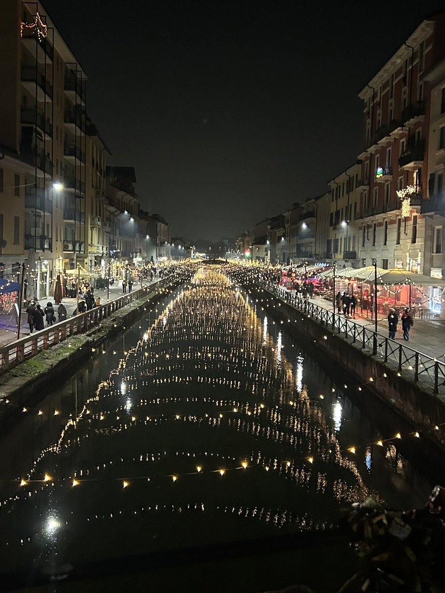 BPerissi's tweet photo. #navigli #milano #night #winter https://t.co/MggksPeWQ5