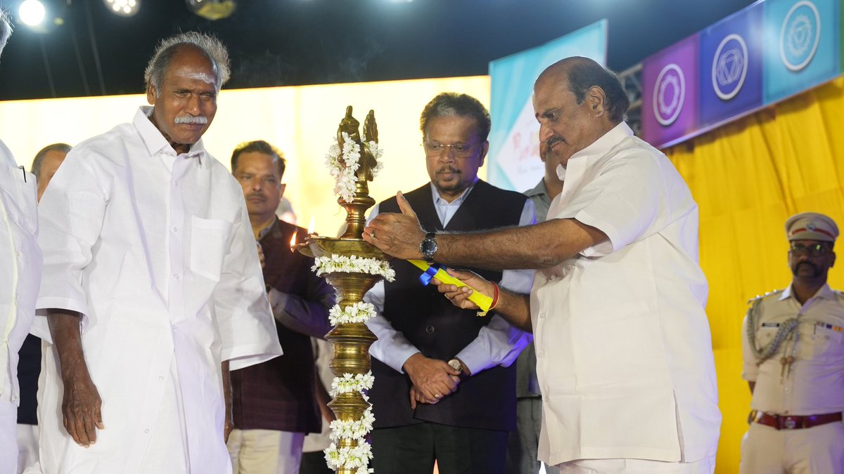 visitpuduvai's tweet photo. The 30th International Yoga Day🧘 inaugurated with a focus on wellness and harmony, followed by a special drone show.

#30thinternationalyogafestival #droneshow #puducherry #peacefulpuducherry #experiencepuducherrystoriestotell #dekhomeradesh https://t.co/2WkSZAHHJ5