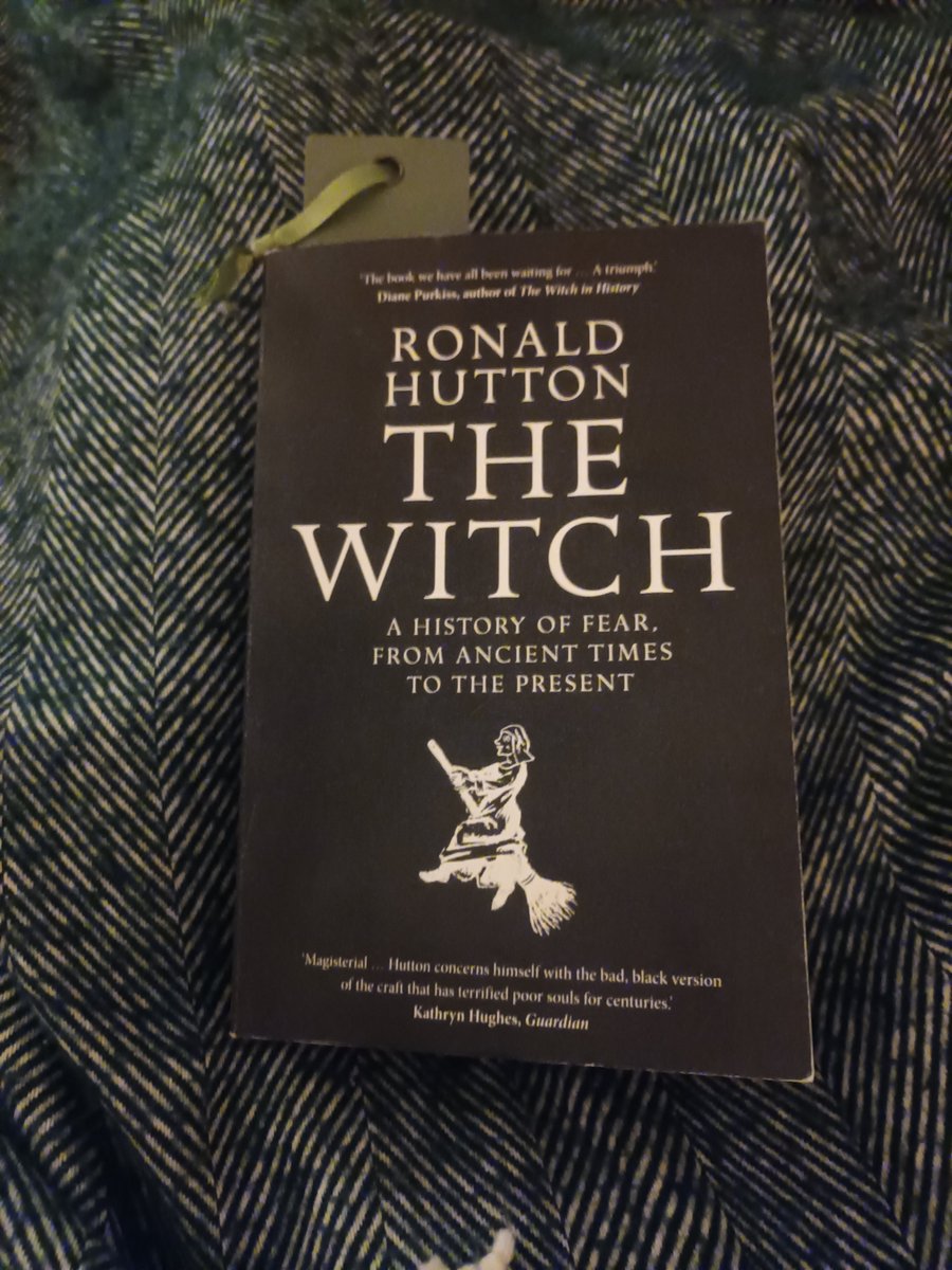 Zoe__Em's tweet image. Wrapped up on the sofa, with the 1st #IndyDisco of the year on @absoluteradio, courtesy of @bushontheradio, with a Ronald Hutton (@UoBrisHistory) book on Witches- as you do!

Ps- been enjoying #Deadpod, Bush