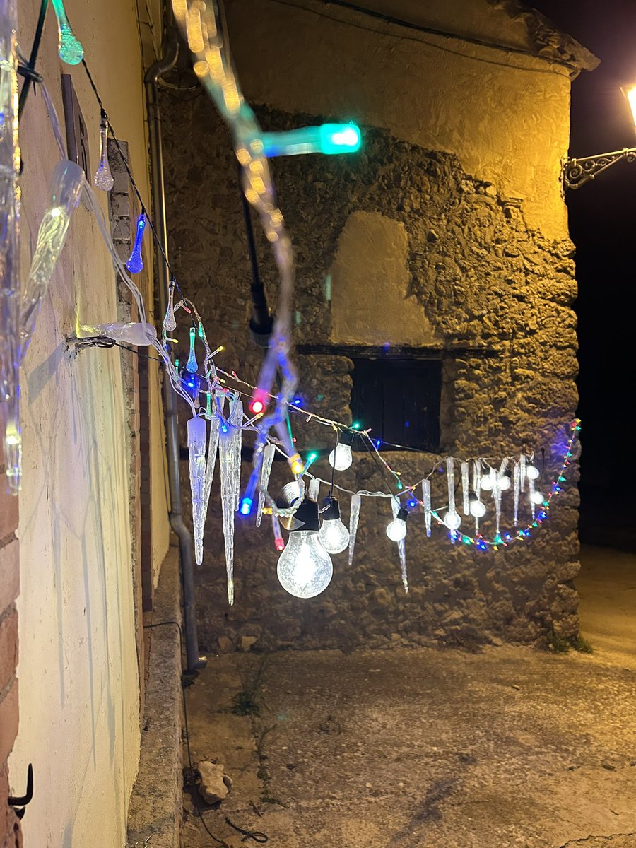 Feliz 2025 a todos los amigos de <a href="/MomblonaE/">MomblonaExiste</a>. Mucha suerte a todos y muchos proyectos para seguir dando vida al pueblo.