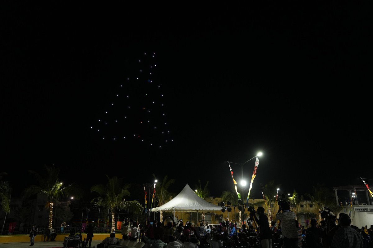 visitpuduvai's tweet photo. The 30th International Yoga Day🧘 inaugurated with a focus on wellness and harmony, followed by a special drone show.

#30thinternationalyogafestival #droneshow #puducherry #peacefulpuducherry #experiencepuducherrystoriestotell #dekhomeradesh https://t.co/ERkkS1pDVL