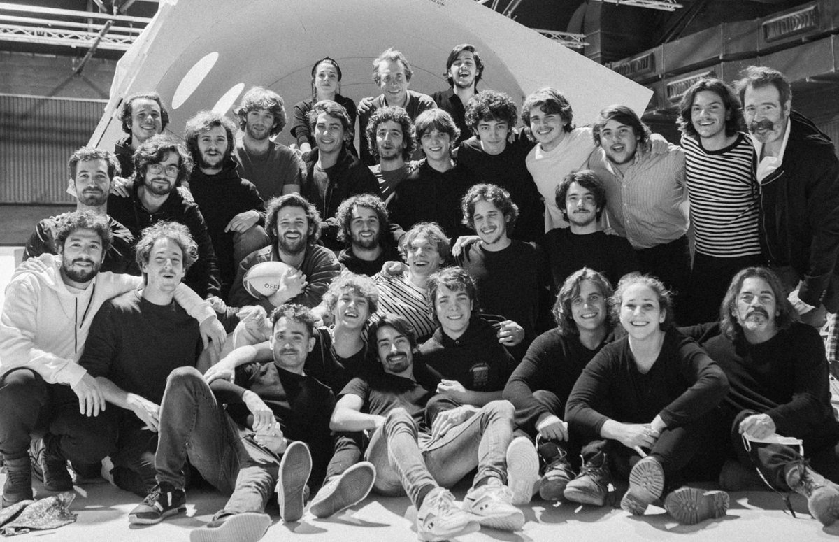 santivacanarvaj's tweet photo. Hace un año llegaba a Netflix La Sociedad de la Nieve. 
Qué placer enorme haber estado y compartido con este grupo tan hermoso, mi familia de la montaña. 
Gracias a la familia ampliada, qué también son ustedes, el público. Esta historia y esta película es de todos.
Muchas veces. https://t.co/HVUdXnjwuo