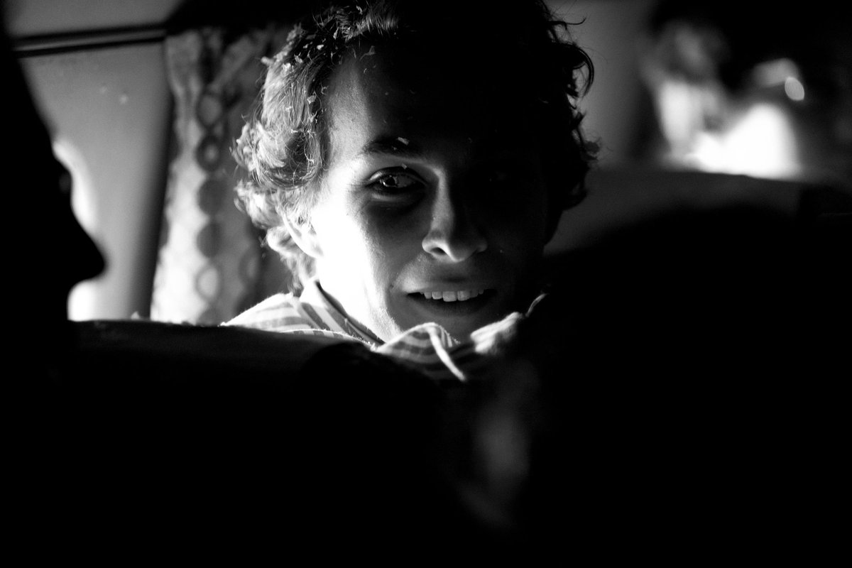 Hace un año llegaba a Netflix La Sociedad de la Nieve. 
Qué placer enorme haber estado y compartido con este grupo tan hermoso, mi familia de la montaña. 
Gracias a la familia ampliada, qué también son ustedes, el público. Esta historia y esta película es de todos.
Muchas veces.