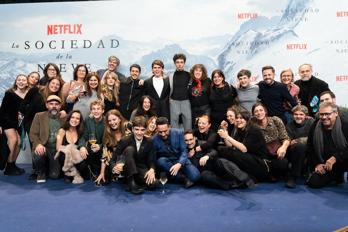 santivacanarvaj's tweet photo. Hace un año llegaba a Netflix La Sociedad de la Nieve. 
Qué placer enorme haber estado y compartido con este grupo tan hermoso, mi familia de la montaña. 
Gracias a la familia ampliada, qué también son ustedes, el público. Esta historia y esta película es de todos.
Muchas veces. https://t.co/HVUdXnjwuo