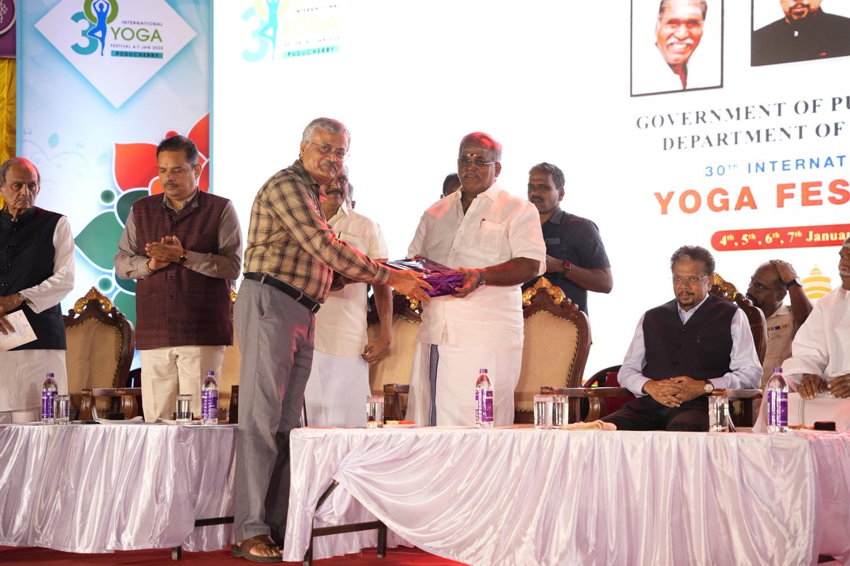 visitpuduvai's tweet photo. The 30th International Yoga Day🧘 inaugurated with a focus on wellness and harmony, followed by a special drone show.

#30thinternationalyogafestival #droneshow #puducherry #peacefulpuducherry #experiencepuducherrystoriestotell #dekhomeradesh https://t.co/nVd4iPKOO6