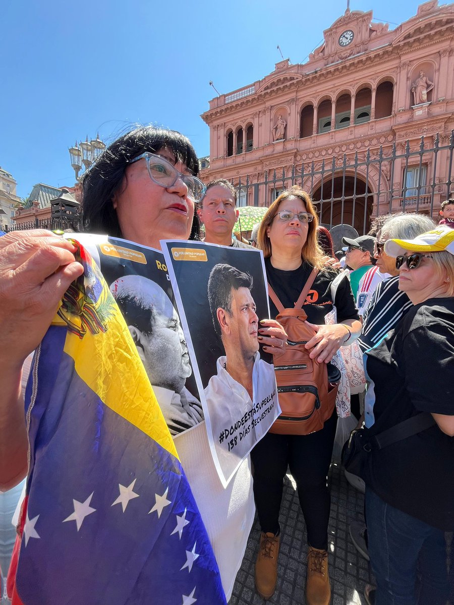 Nuestra querida Gladys Castillo fundadora de VP, exiliada en BA, hoy acompañando a Edmundo y llevando el mensaje de libertad para Freddy, Roland y todos los presos políticos.