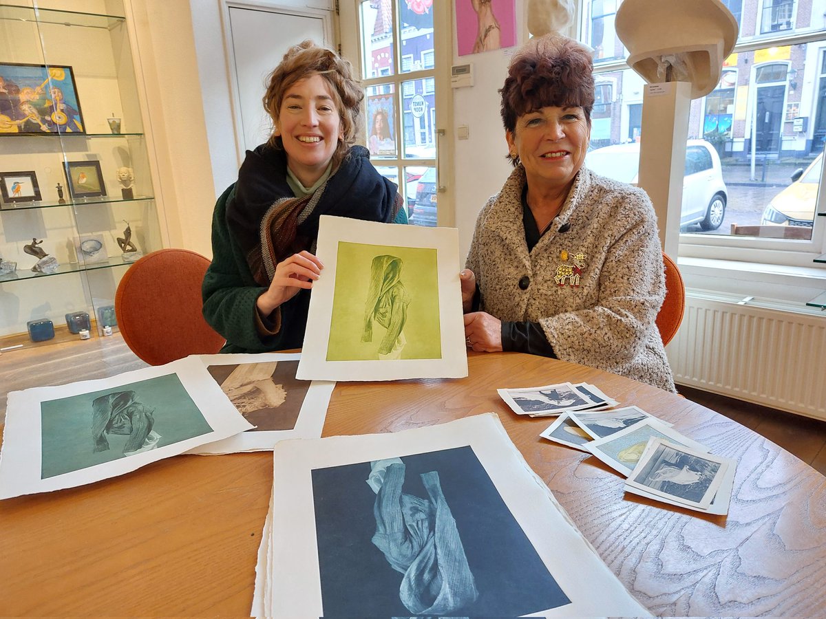 Vanmiddag bracht José Witteveen haar nieuwe werken voor de komende tentoonstelling GRAPHIC MEETINGS II. Start op 1 februari om 16.00 uur.  Opening door dichteres Aggie Meijer met muzikale begeleiding van Rubin Bus.