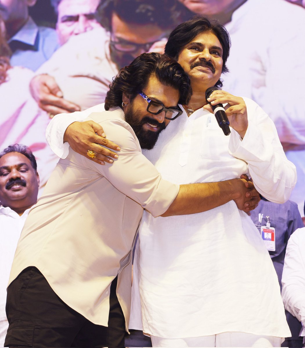 navyasrinans's tweet photo. Game Changer With OG ❤️‍🔥
Babai - Abbai 🧑‍🤝‍🧑

Their Bonding is something else ♥️ ♥️

#RamCharan #PawannKalyan #GameChanagerprereleaseevent #GameChanager #GlobalStarRamCharan  #OG https://t.co/DR89H3jdLp