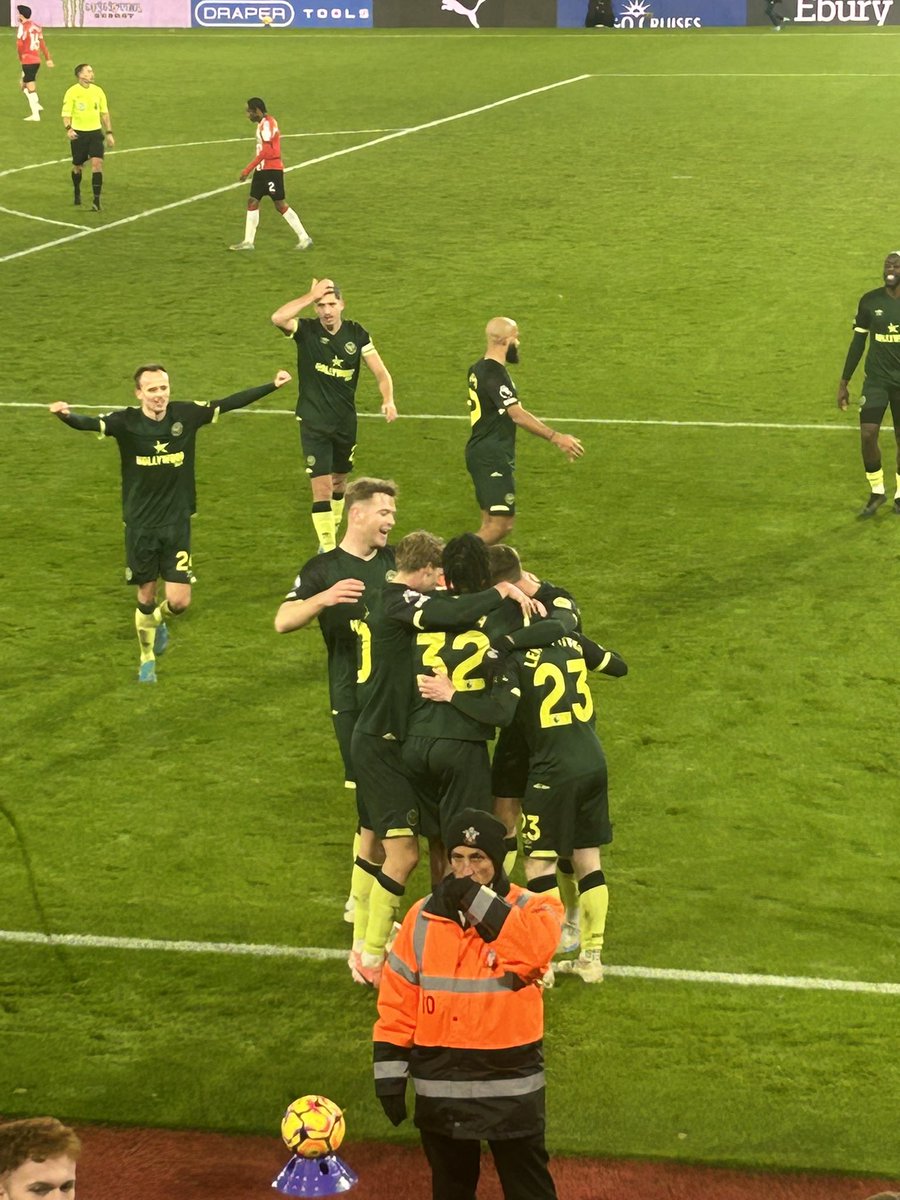 DanPowell1976's tweet photo. That was something else, 🐝🐝 are back. https://t.co/Ub4srkhmD9