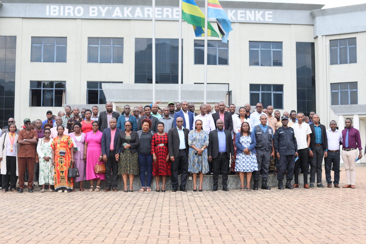 Intangiriro nziza z’umwaka wa 2025

Abesamihigo ba Gakenke, “Ndi Umunyarwanda” ikomeze kutubera ikiraro cy'Ubumwe n'Ubwiyunge.

<a href="/Unity_MemoryRw/">Ministry of National Unity and Civic Engagement</a>  <a href="/UnityClubRw/">Unity Club</a>