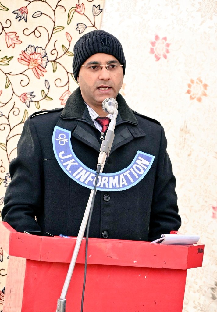 shopiankmr's tweet image. #AlertWarning #HeavySnowfall.

Under the directions of District Magistrate @shopiankmr , Sh. Shahid Saleem (@mssd1978), the @dmshopian has set up a control room &amp;amp; contact no.s of all line depts are given also.
General Public is advised to contact for any emergency or grievance.