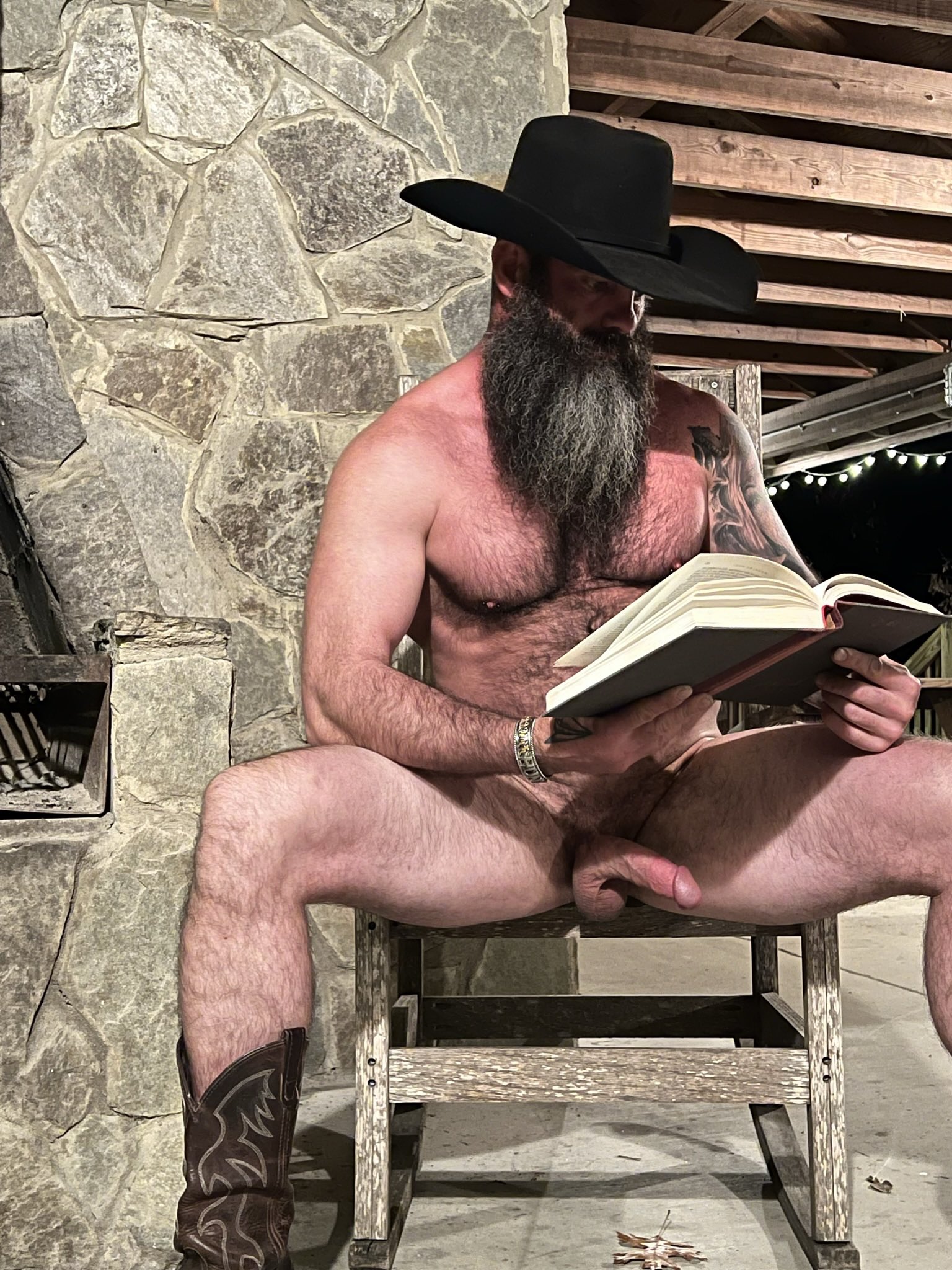 Anyone else like to read? Outside, naked? https://t.co/i5kPSInd3q