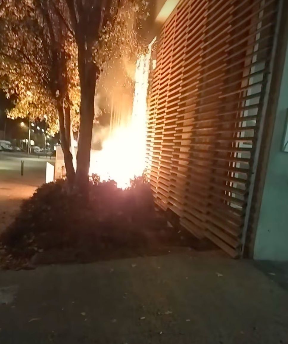 Avui només faltava l'incendi x provocar + problemes a urgències del Broggi.Sort que no hem de lamentar víctimes. No ens resignem a veure com durant dies s’acumulen 180 persones als passadissos d’urgències. CONTRACTEU PERSONAL-OBRIU LLITS-TANQUEU DESPATXOS
buff.ly/404jbwF