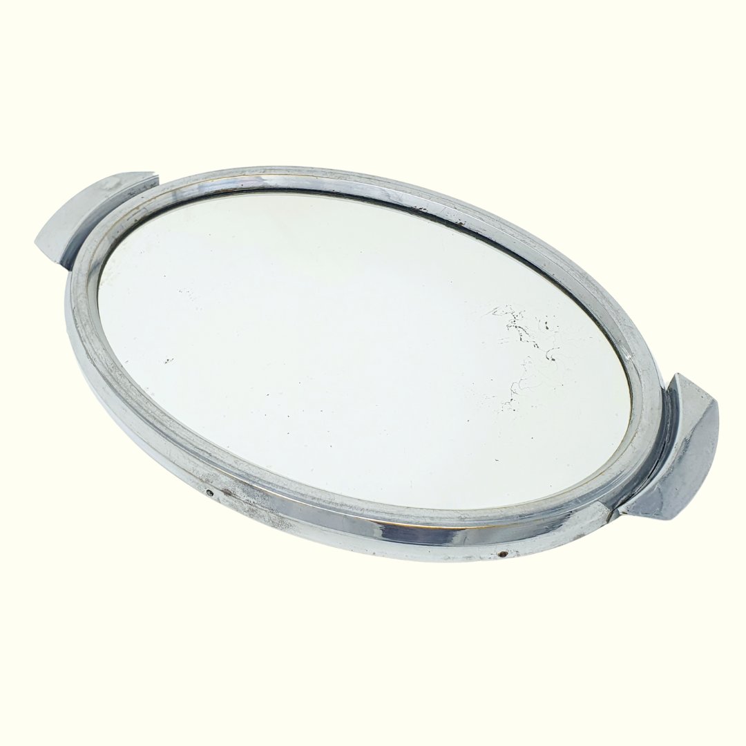 annasartdecouk's tweet photo. 🎈In the sale! Wonderful #artdeco oval mirrored tray. Perfect for displaying cocktail sets or to serve guests! Was £60, now just £30! Full details and to buy ➡️ 

https://t.co/QkTGfiZl54

#deco #vintage #antiques #antiquesforsale #1930s #cocktails #chrome #vintagehome #decohome https://t.co/eqmQ3bfKL2