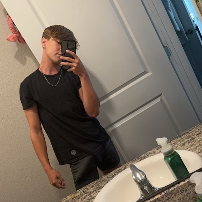 just turned 18 say hi for a suprise pic in ur dms 😝