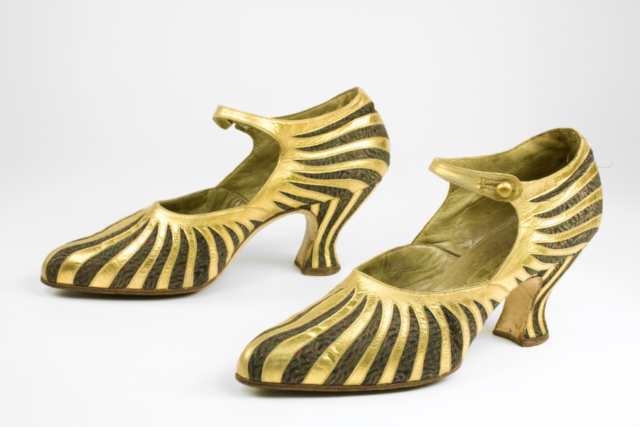 The gold starburst that explodes across the uppers of these shoes is an elegant translation of the dynamic Art Deco aesthetic into fashion and is the type of shoe favoured by the elegant “flapper”. 

Made by Th. J. de Bont
Dutch, 1922-1925