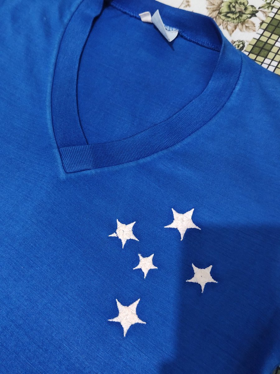 LuizHeit0r's tweet photo. Meu pai ganhou essa camisa quando tinha 15 anos. Logo após um jogo da Libertadores de 1976 o Nelinho presenteou uma criança aleatória que estava na geral, essa criança era meu pai. Quando entendi o significado  dessa camisa surrupiei ela e só uso em ocasiões especiais kkk + https://t.co/PkTfIbDP01