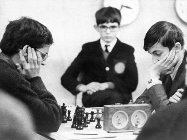 On this day in 1971 - Anatoly Karpov (USSR) faces Henrique Mecking (Brazil) in the 6th round of the Hastings International. The 20-year-old Soviet GM would go on to share 1st-2nd place in the event with his compatriot Viktor Korchnoi.
(📷: Novosti Press.) #chess