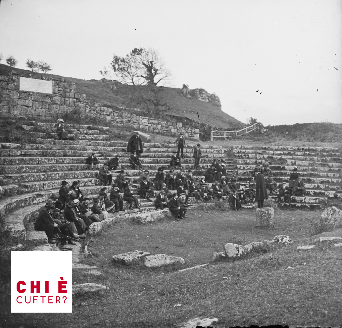 "Voi, cari amici, non avete idea di quanto fossero entusiasmanti le gite fatte con l'Associazione Archeologica Romana a inizio Novecento. Qui siamo al teatro romano di #Tuscolo, immersi nella storia. Ma del resto non sono anche io ormai storia?"
#whoiscufter  #lazio #archeologia