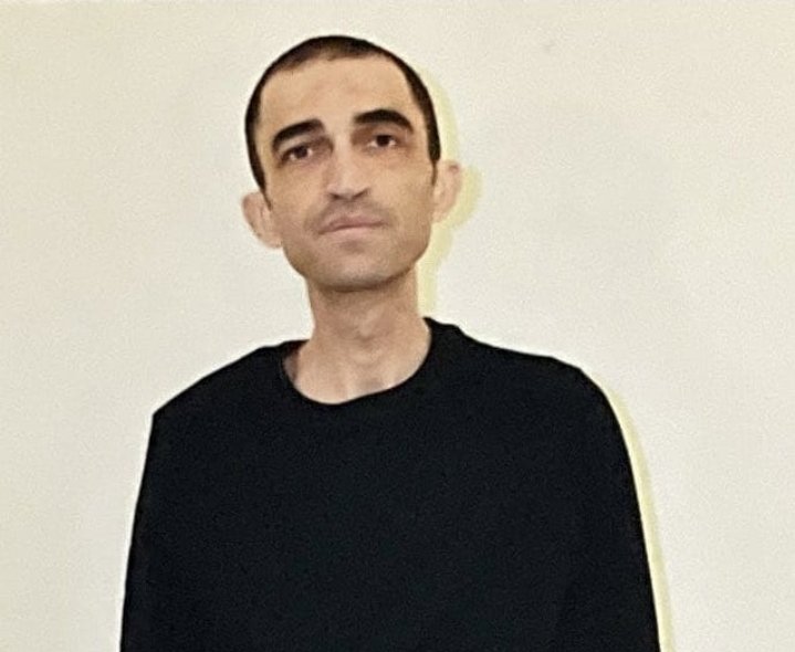 Mehmet Parlak...
10 yıl önce böbrek nakli oldu...
17 ay süren bir ishal nedeniyle 63 kilodan 42 kiloya düştü...
Yoğun bakımlık oldu, diyalize girdi. Tek böbreği %30 çalışıyor. 
KHK'lı Parlak, hala tahliye edilmiyor...

MehmetParlaka YaşamHakkı