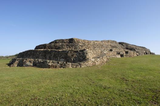 La #Bretagne regorge de sites remarquables. Certains, comme le cairn de Barnenez à Plouezoc'h, sont exceptionnels à plus d'un titre et mériteraient d'être mieux connus. Erigé il y a environ 6000 ans au Néolithique, ce mausolée mégalithique est le plus vieux monument d'Europe
1/2