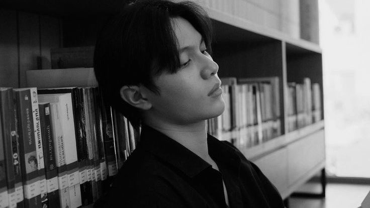 catsppw's tweet photo. — a #williamest au wherein ;

Est is a painter who sees the world in black and white. While people criticize his color choices, one day, the famous singer William discovers Est’s art. https://t.co/qX7S2QswG4