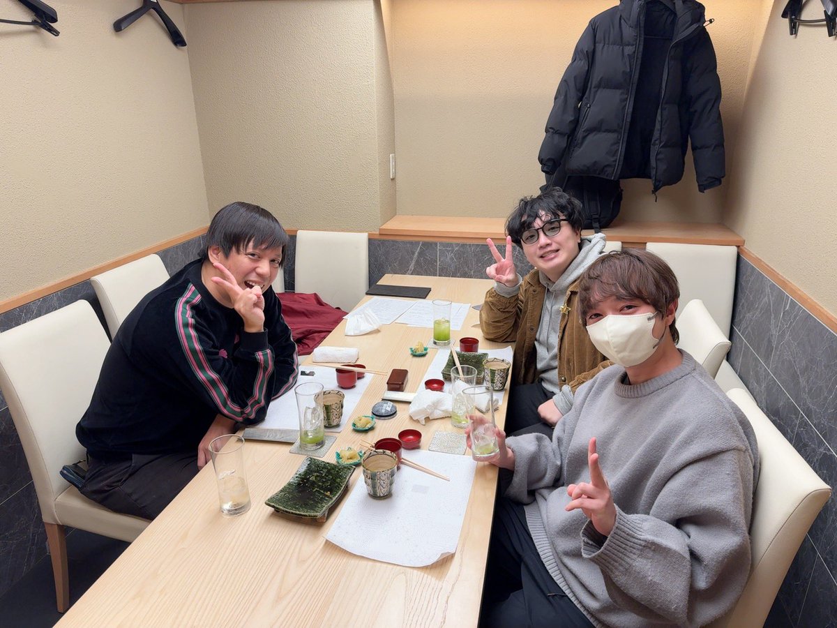 osya_775's tweet photo. 高田健志＆プテと交易所の後ご飯食べに行ってました！　プテにこの後リングフィットで減らす分だけのカロリー摂らせてきたぞ！💪

2025年も高田村で色々企画やりましょう！ https://t.co/ZV2kOUNWBj