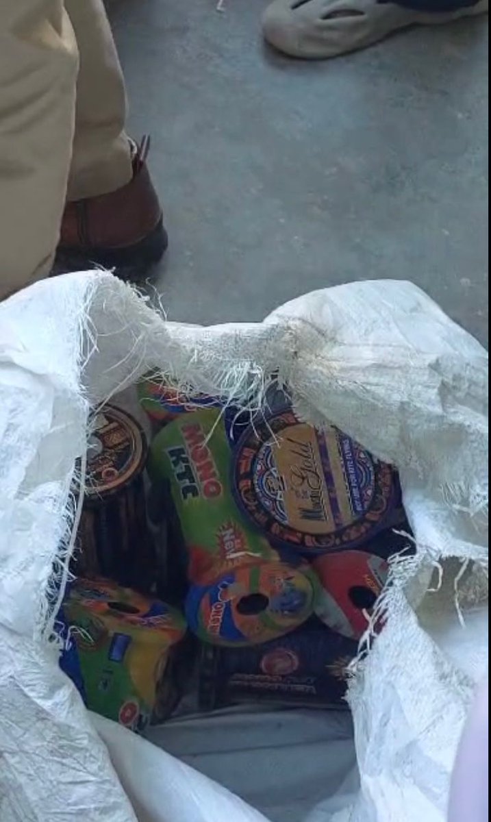 चाइनीज़ मांझा ज़ब्ती के लिए आयुक्त नगर परिषद फ़तेहपुर द्वारा गठित टीम ने चाइनीज़ मांझा ज़ब्त की कार्रवाई की गई जिसमें सीज़न शोप MK मेडिकल के पास से 15 चाइनीज़ माँझे की चरखी ज़ब्त की गई ।इसके साथ ही दुकानों पर समझाइश भी की गई एवं चाइनीज़ मांझा की बिक्री नहीं करने के लिए पाबंद किया