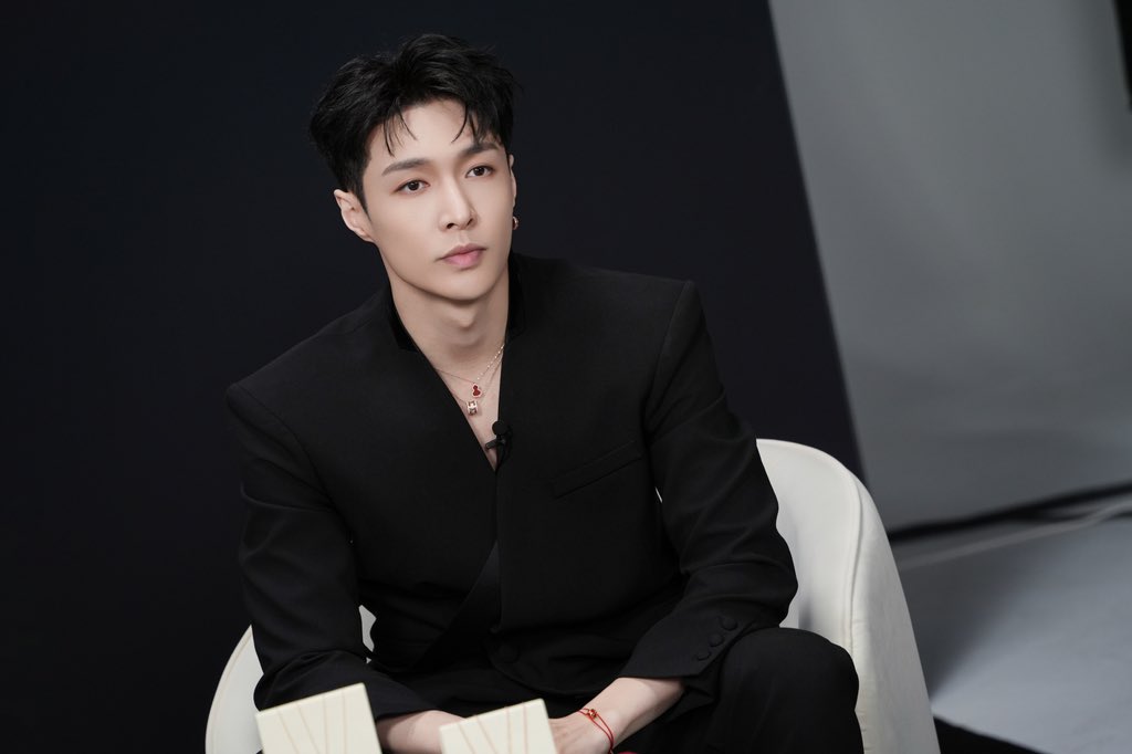 lay_studio's tweet photo. With a radiant heart, let's compose the symphony of the new year and embark on this journey together with @layzhang!
#LAY #LayZhang https://t.co/Gi8e871jPr