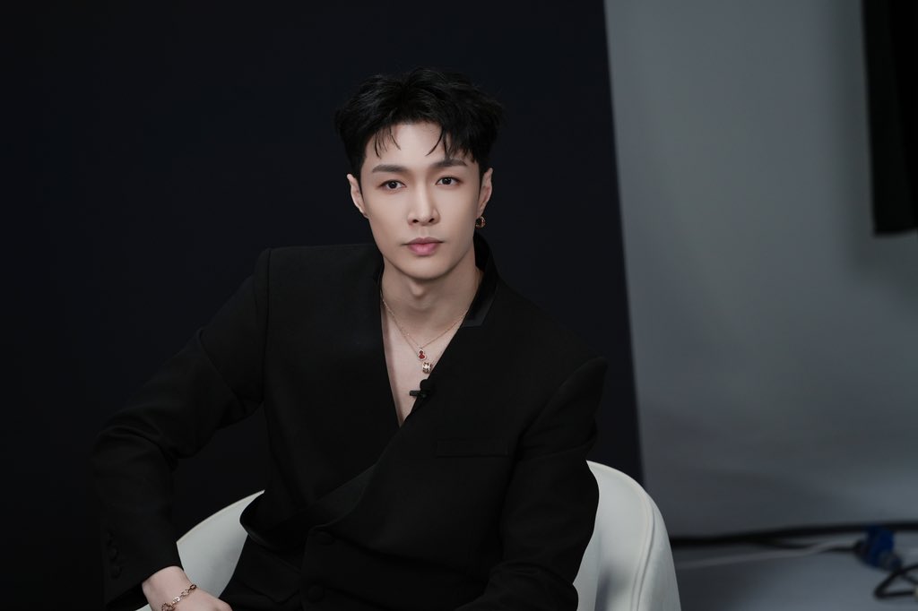 lay_studio's tweet photo. With a radiant heart, let's compose the symphony of the new year and embark on this journey together with @layzhang!
#LAY #LayZhang https://t.co/Gi8e871jPr