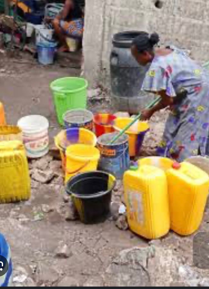 acprdcongo's tweet photo. #RDC : les habitants des quartiers #Kindele, et Plateau 1 dans la commune de Mont-Ngafula, dans l'Ouest de #Kinshasa, capitale de la République démocratique du Congo, font face à une pénurie d’eau potable depuis près de huit (8) ans, a constaté  l'#ACP samedi. "C'est depuis l’année 2017 que nous connaissons une pénurie d’eau dans nos quartiers, cela est dû à l’érosion de #Makaya qui avait emporté tous les tuyaux de la #Regideso et endommagé les autres infrastructures de desserte d'eau potable de cette regie lors des fortes pluies. Jusqu’à présent aucune mesure n'a été prise pour une nouvelle adduction d'eau, nous sommes restés dans cette situation où nous avons recouru aux forages", a déclaré Blaise Mufuma, chef de localité des quartiers Kindele et Plateau 1.
Découvrez d'autres informations sur notre site web : https://t.co/tGEWJ2BOoV