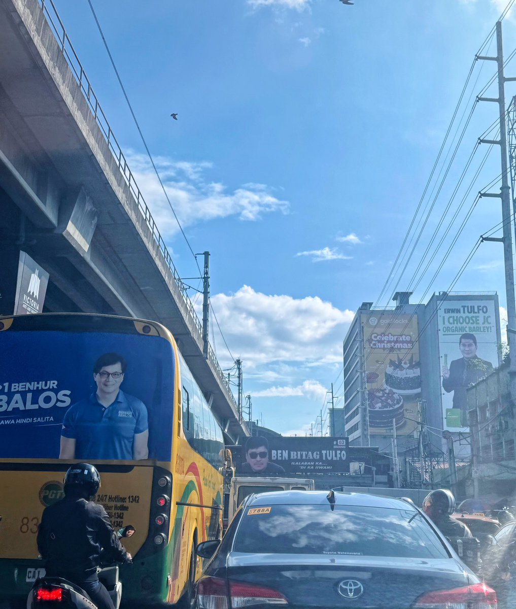 vanhelsingkamas's tweet photo. Mga mukhang nagsulputan sa EDSA in one frame. Konti na lang election na. 😂😂 #GodBlessPhilippines #Election2025 https://t.co/1m3BxOxUuH
