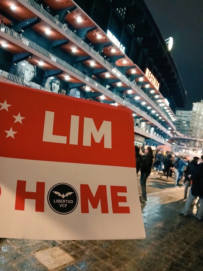 🧵🧵🧵SOBRE LO OCURRIDO AYER EN MESTALLA AL ENTRAR CON EL CARTEL LIM GO HOME:

Ahora que ya nos hemos calmado, contaré la trifulca que mi mujer y yo tuvimos al entrar un cartel de LIM GO HOME a las 21:19 h.

Este cartel👇

<a href="/anjonape/">𝓪 𝓷 𝓳 𝓸 𝓷 𝓪 𝓹 𝓮</a> y <a href="/fnpnavarro/">Fran Navarro</a> también sufrieron a ese individuo