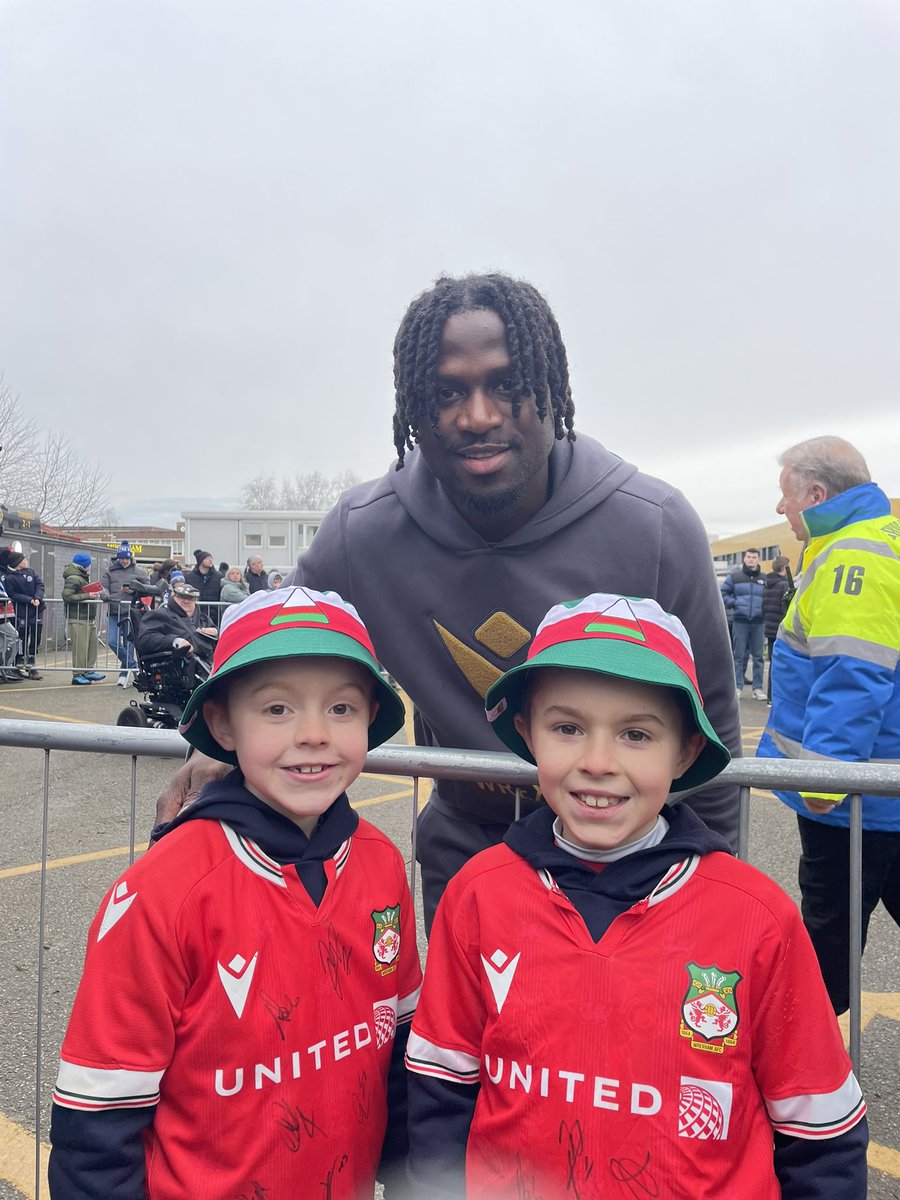 Lisa_J2014's tweet photo. Diolch @cledwyn2 your tip worked 🤩 pint in The Turf with @welshy1000 then off to see the boys! #coyr #wrexham #stokcaeras @Wrexham_AFC @disneymarkgriffiths @jacobmendy17 @m_griffiths92 #siralexferguson https://t.co/yCsOVtwbUR