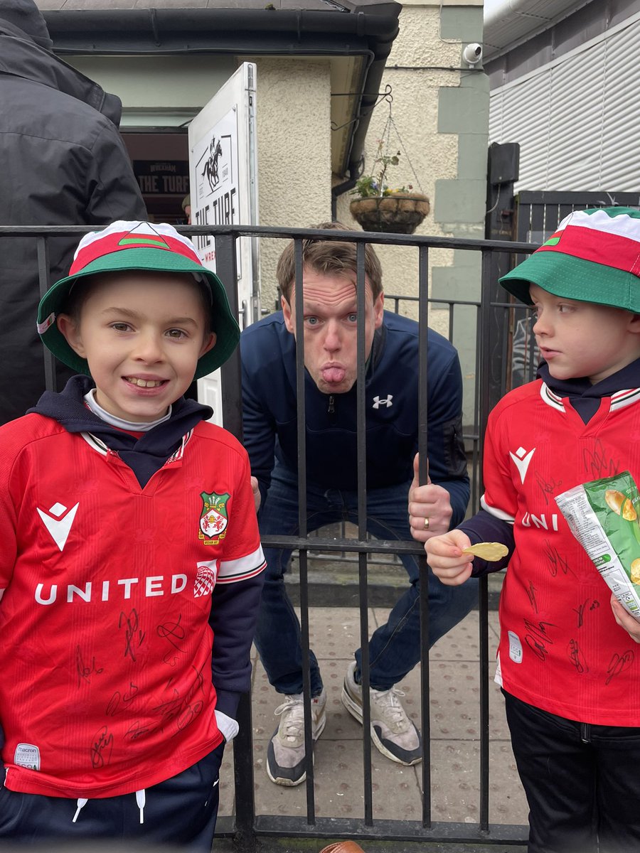 Lisa_J2014's tweet photo. Diolch @cledwyn2 your tip worked 🤩 pint in The Turf with @welshy1000 then off to see the boys! #coyr #wrexham #stokcaeras @Wrexham_AFC @disneymarkgriffiths @jacobmendy17 @m_griffiths92 #siralexferguson https://t.co/yCsOVtwbUR