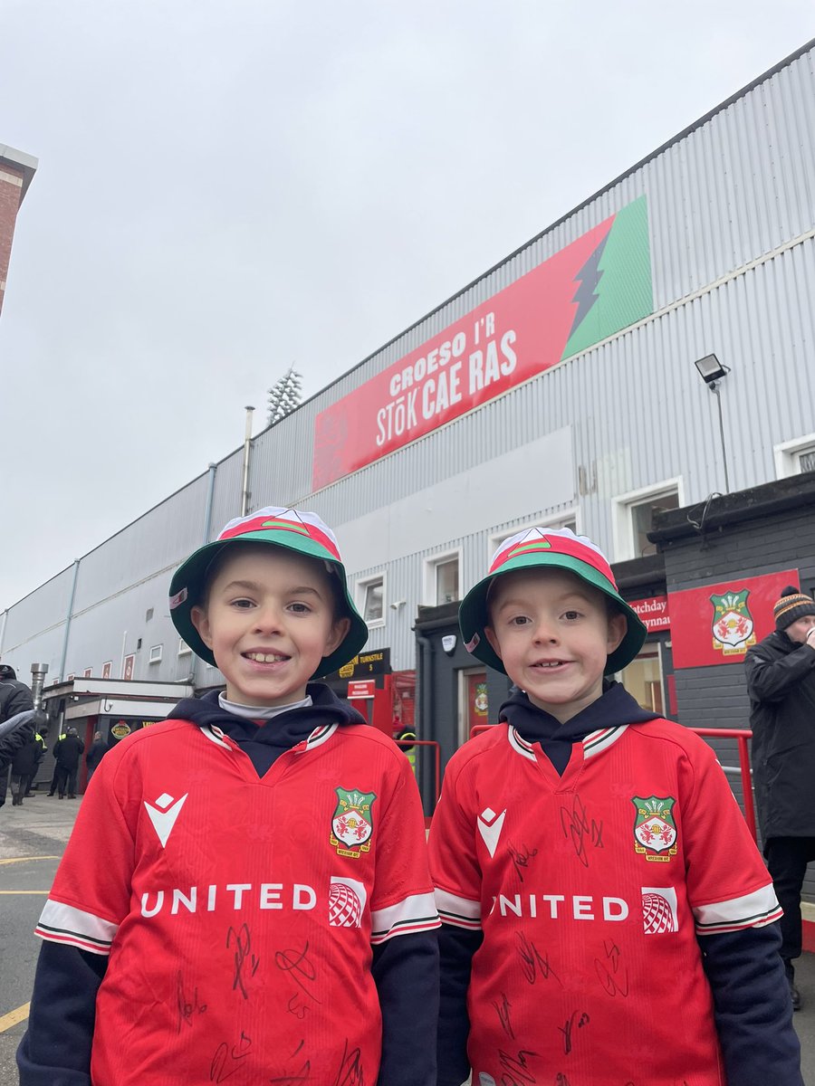 Lisa_J2014's tweet photo. Diolch @cledwyn2 your tip worked 🤩 pint in The Turf with @welshy1000 then off to see the boys! #coyr #wrexham #stokcaeras @Wrexham_AFC @disneymarkgriffiths @jacobmendy17 @m_griffiths92 #siralexferguson https://t.co/yCsOVtwbUR