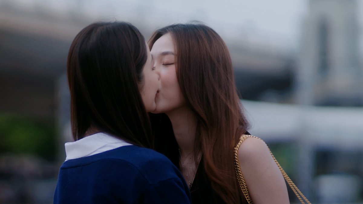 GMMTV's tweet photo. เป็นจูบที่เต็มไปด้วยความรักของ "เจ้าหญิงกับเจ้าหญิง"

ทุกคน เราขอตัว 👸🏻🥺🫳🏻  (มีความสุขมาก)
#PlutoSeriesFinalEP
@NamtanTipnaree @filmracha https://t.co/tTnKh56pDT