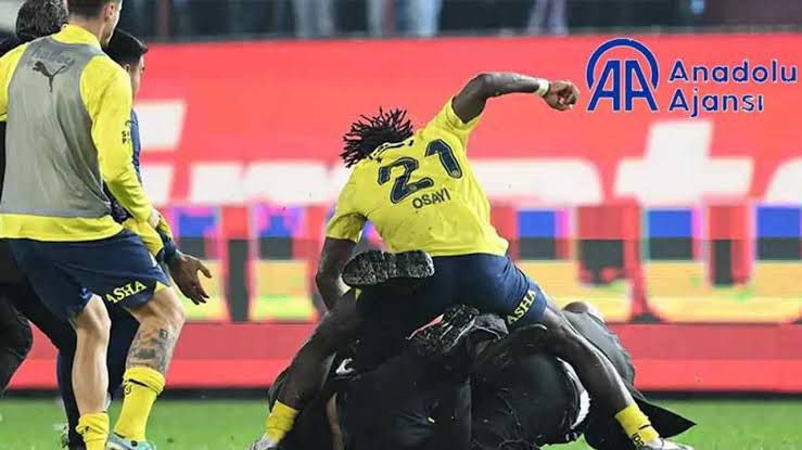 mustafabiyik61's tweet photo. Anadolu Ajansı’nın, Fenerbahçeli bir futbolcunun Trabzonspor taraftarına yönelik şiddet içeren bir fotoğrafı “Yılın Karesi” olarak aday göstermesi, Trabzon halkına ve Trabzonspor’a yapılmış büyük bir hakarettir. Şiddeti ödüllendirmek, sporun ruhuna ve tüm değerlerimize aykırıdır. Bu durumu kınıyor, fotoğrafın derhal yarışmadan çekilmesini talep ediyorum.