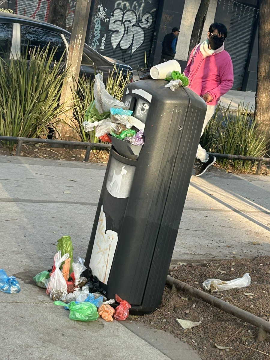 Lo_La_SM's tweet photo. Nos podrían apoyar con la Limpieza, de los contenedores para heces de los Perrunos en el parque Lázaro Cárdenas? Tiene varios días que no vienen a recolectarlas @AlessandraRdlv @AlcCuauhtemocMx https://t.co/IlCsanZImd
