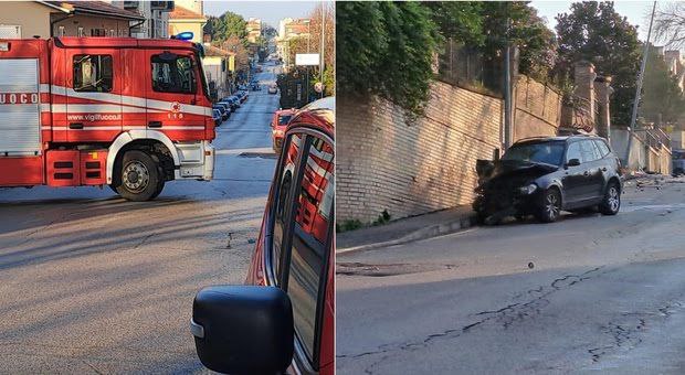 LadyAfro17's tweet photo. 4 gennaio 2025, Italia
ANCONA: UNA BMW FUORI CONTROLLO UCCIDE DUE PERSONE
Si contano almeno due vittime nell'incidente avvenuto stamattina in località #Torrette ad #Ancona.
Due pedoni sono stati investiti. La prima ricostruzione della dinamica parla di una grossa auto, una #Bmw nera, che lungo la discesa di via Esino ha perso il controllo e si è schiantata contro altri veicoli tra cui una panda che si è schiantata contro la colonnina del metano. Questa auto proseguendo la sua corsa avrebbe investito due pedoni, un uomo sulla sessantina e una donna. La perdita di metano è stata fermata e la zona dell'operazione messa in sicurezza.
#4gennaio #Italia #Europa
#UE #Ancona #EurasiaNews
#NotInMyName #ThisIsNotForMe
#NonInMioNome
https://t.co/zoH673gGEl