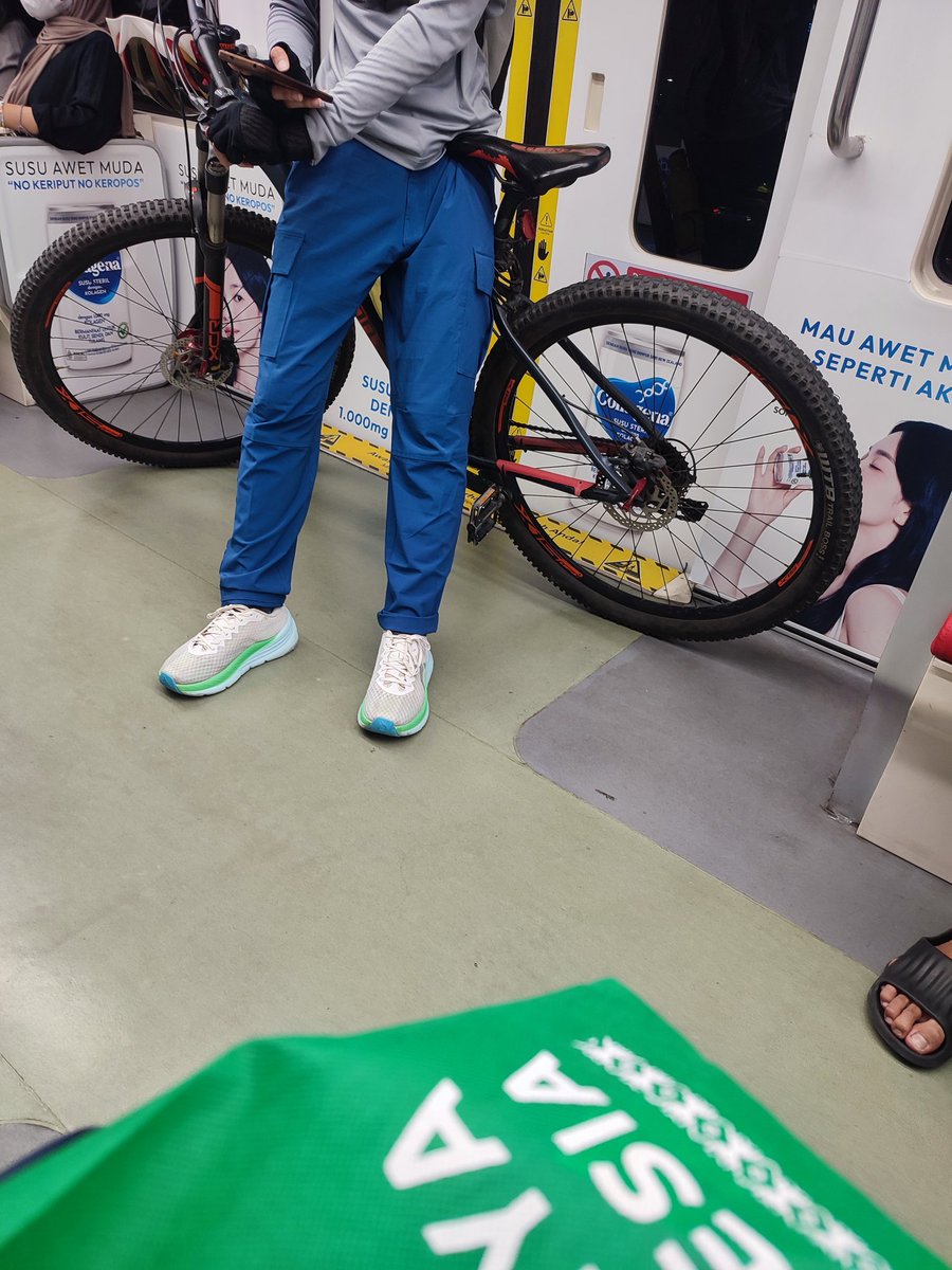 Numpang bertanya,,<a href="/lrtjabodebek/">LRT Jabodebek</a> skrg udah bisa bawa sepeda selain sepeda lipet gini ya? Atau ini karena lagi weekend? #penasaran #transportasiumum #lrt #lrtjabodebek