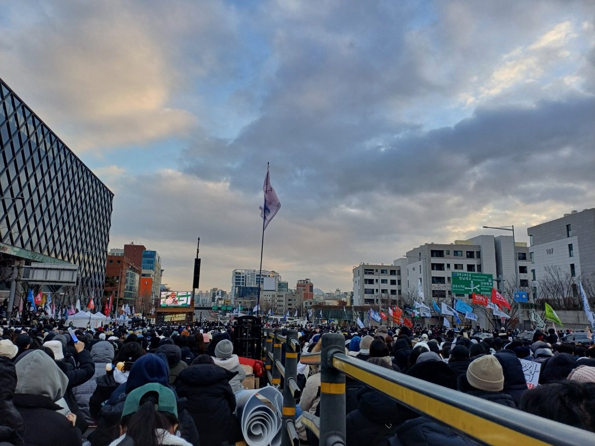 참 아쉽다. 우리나라에 차별과 무관심, 발언대 없는 소외된 사람들이 존재한다는 거 누구나 알지 않나? 민주주의 수호를 위해 거리로 나왔다면 거리의 다양한 아픔도 포용하면 안될까? 잠깐 이야기 들어주는 것조차 용납할수 없다면 우리가 지키려는 민주주의가 너무 비루하지 않는가...